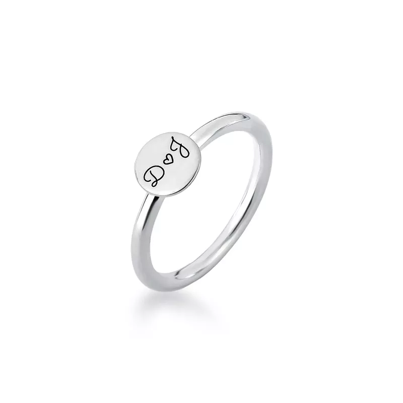 Anel Eternity Com Aro Cilíndrico e Chapa Redonda Com Duas Iniciais