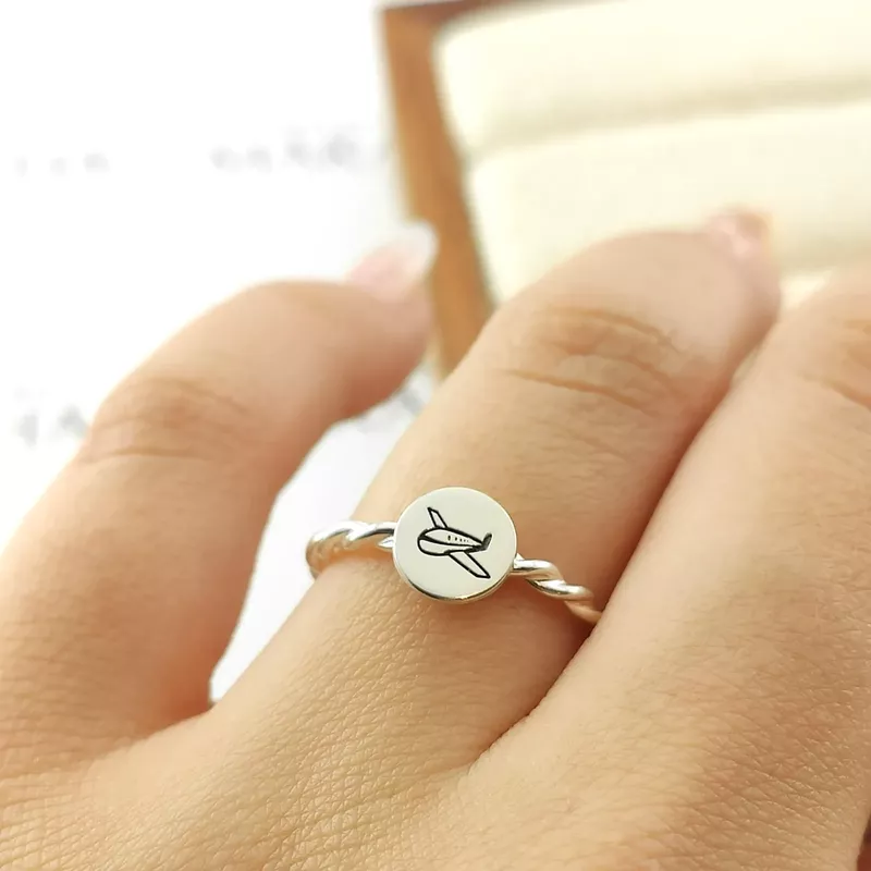 Anel Eternity Com Aro Trançado e Chapa Redonda Com Avião