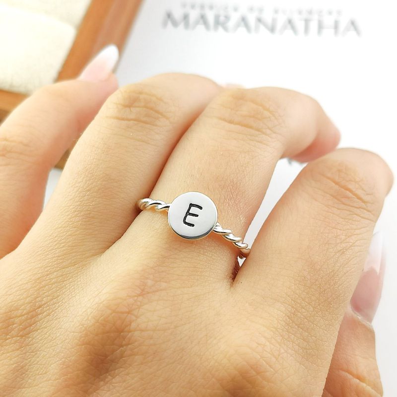 Anel Eternity Com Aro Trançado e Chapa Redonda Com Letra