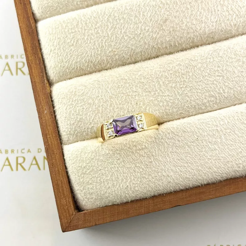 Anel De Formatura Aro Reto Com Desenhos e Pedra Retangular Em Ouro 18k