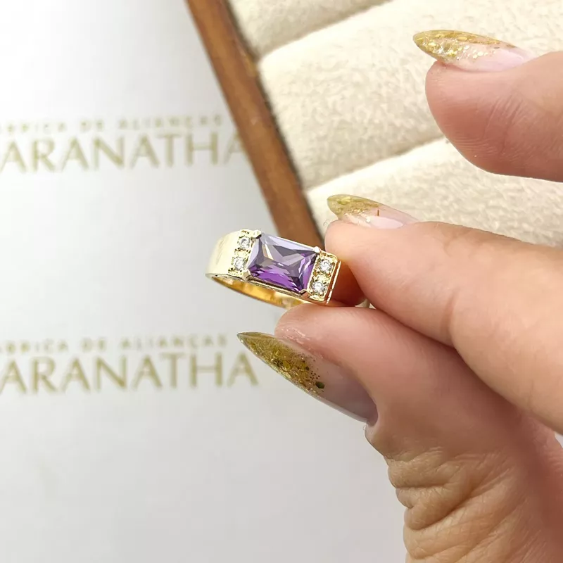 Anel De Formatura Aro Reto Com Desenhos e Pedra Retangular Em Ouro 18k