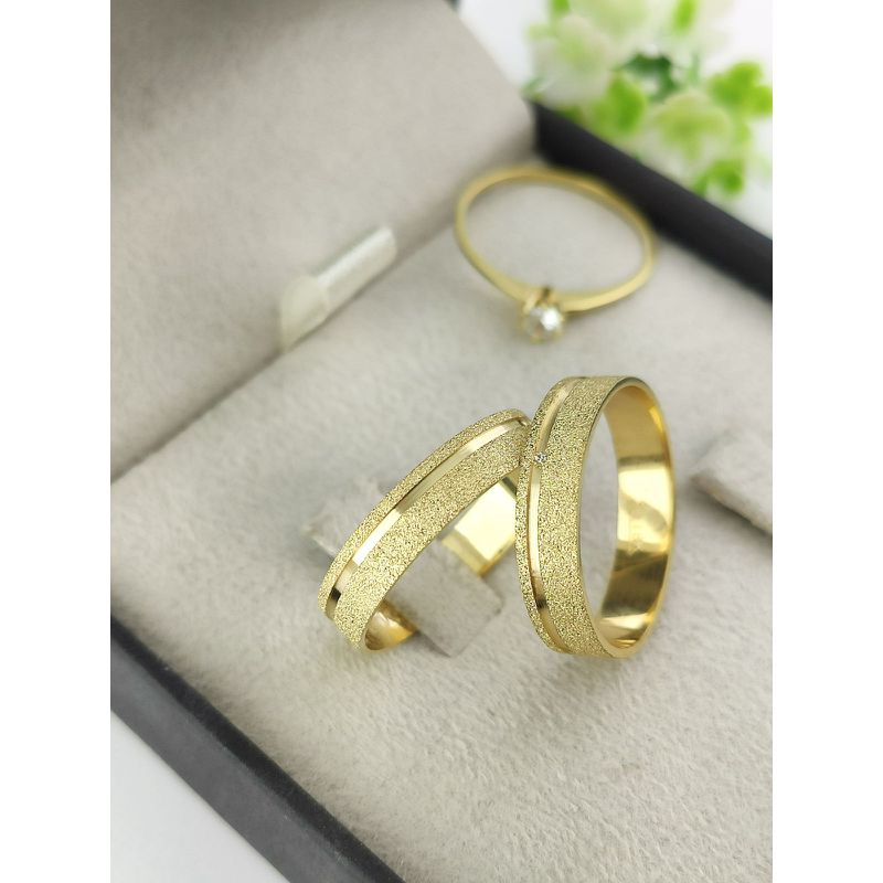 Par de Aliança em Ouro 18k 4MM Reta Fosco Diamantada + Anel Solitário em Ouro 18k Brinde