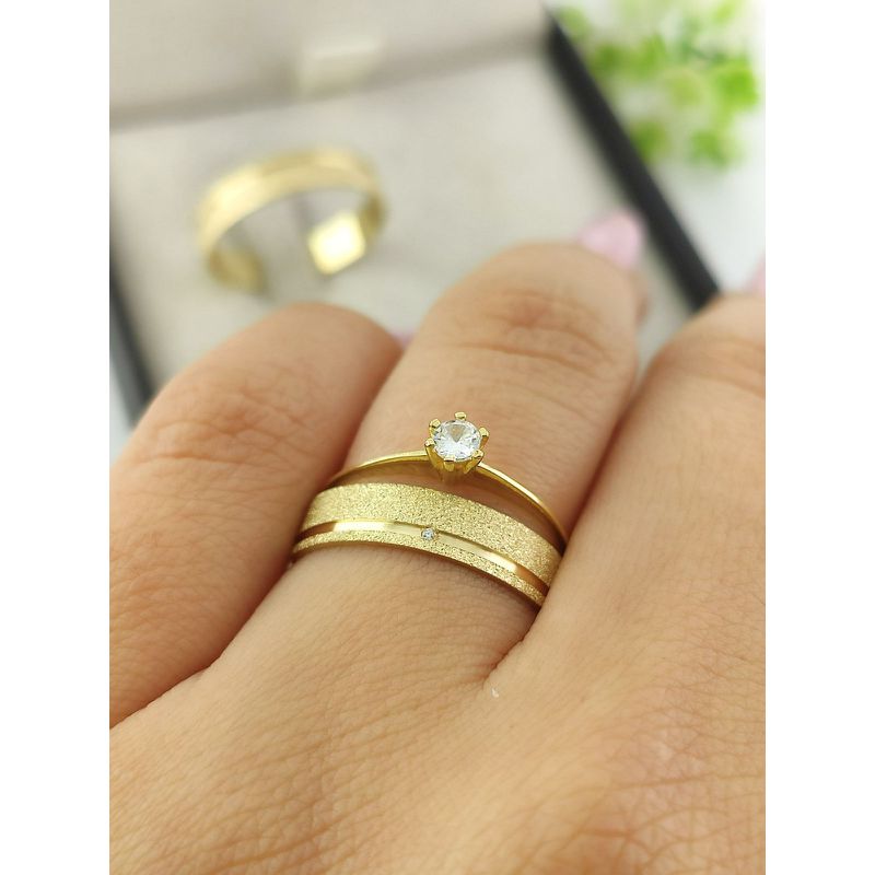 Par de Aliança em Ouro 18k 4MM Reta Fosco Diamantada + Anel Solitário em Ouro 18k Brinde