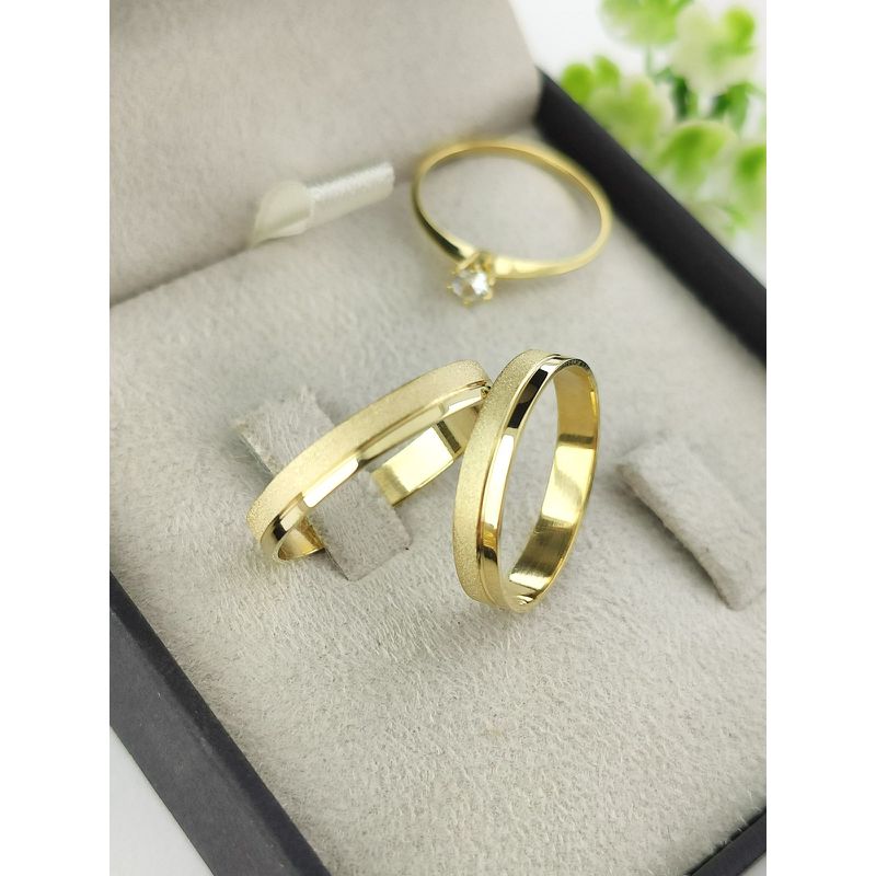 Par de Aliança em Ouro 18k 3MM Reta Fosco Diamantada + Anel Solitário de Ouro 18k Brinde