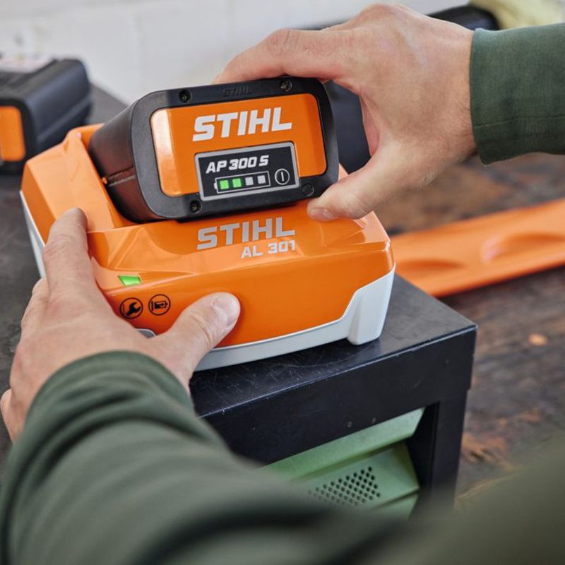Carregador Rápido de Bateria AL 301 - 220V (EA09-430-5508) - Stihl