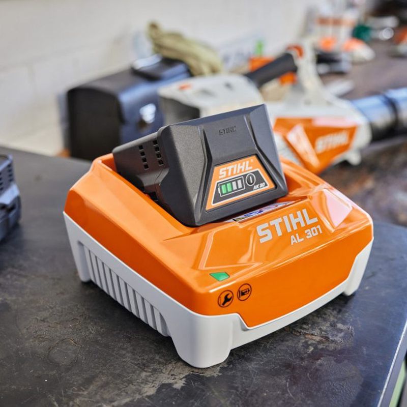 Carregador Rápido de Bateria AL 301 - 127V (EA09-430-5509) - Stihl