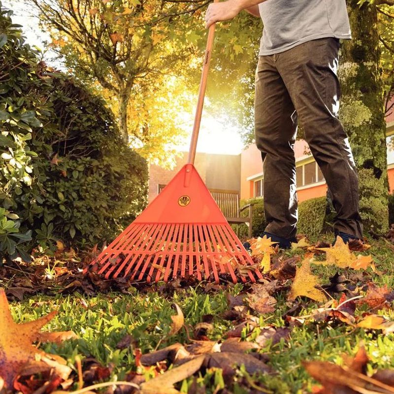 Vassoura Plástica Laranja 22 Dentes com Cabo de Madeira 120cm (77850/721) - Tramontina 