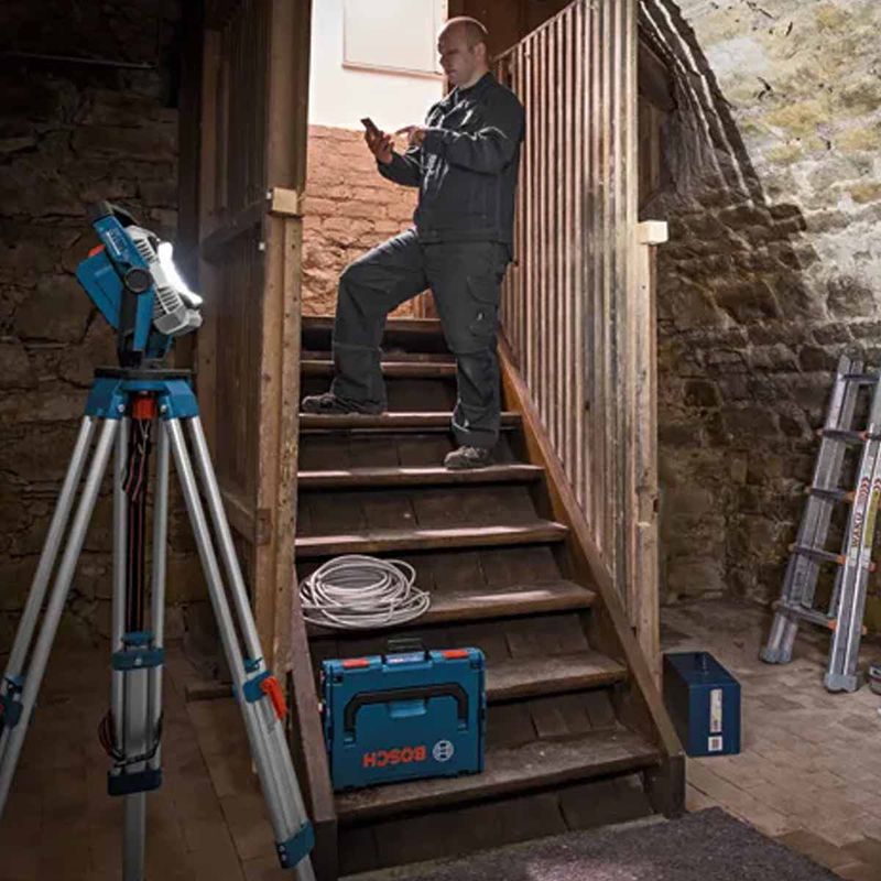 Refletor Com 2 Baterias e Carregador + Bolsa (GLI 18V-2200 C) - Bosch