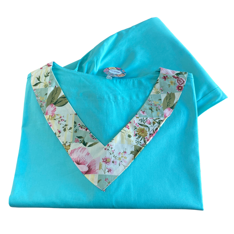 Pijama Cirúrgico Feminino - Peça única promocional - Azul claro com detalhe  em bolsos Flores 06 PP Manga Japonesa | Empório Materno