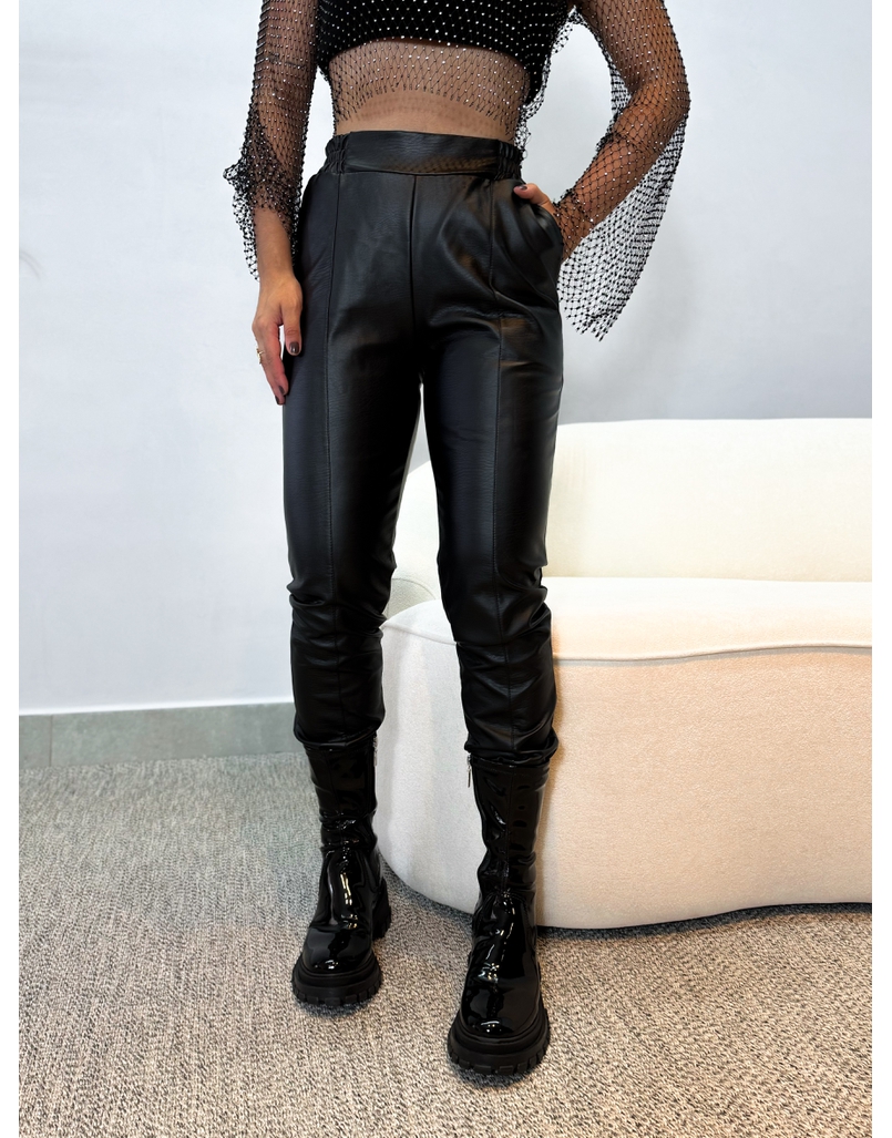 Calça Cenoura Couro Fake Suzi