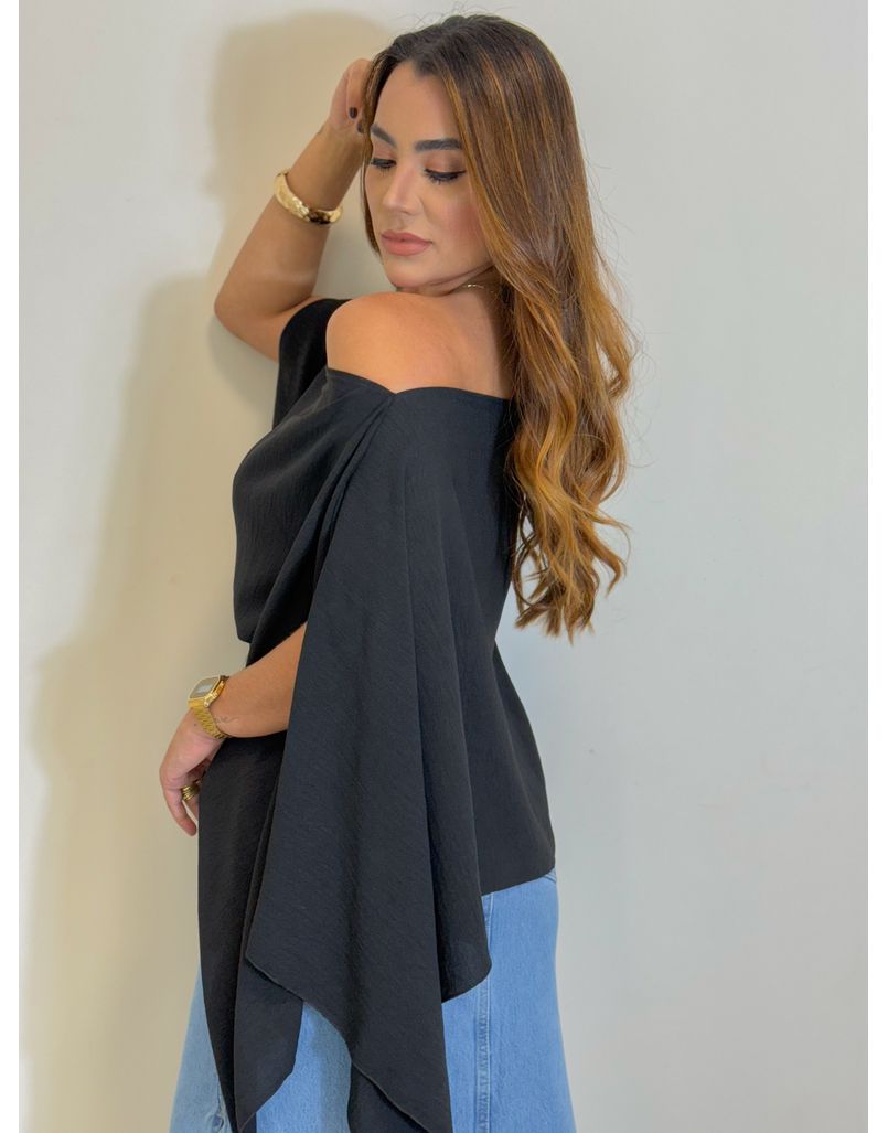 Blusa Capa Nicole Preto