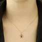 Pingente De Ouro 18k Menina Com Flor Na Mão