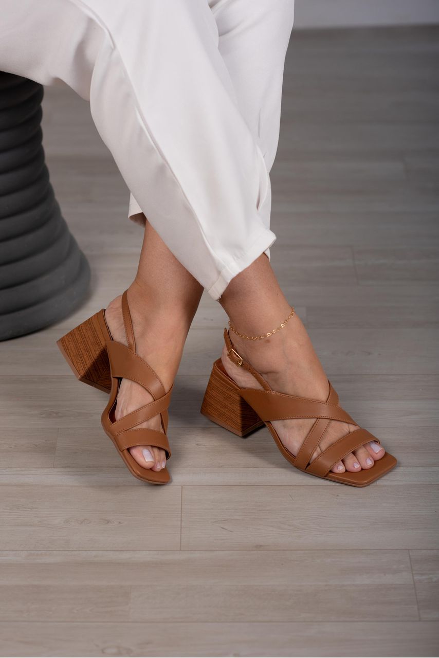 Sandália Salto Amadeirado Tiras cruzadas 7cm_3253-... - CATALOGO DE MODELOS