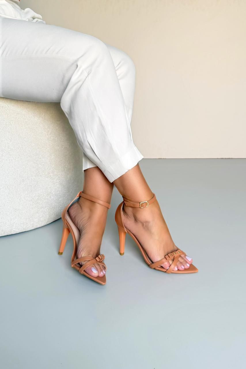 Sandália Bico Folha Laço Tacha 10 cm_3453- Caramel... - CATALOGO DE MODELOS