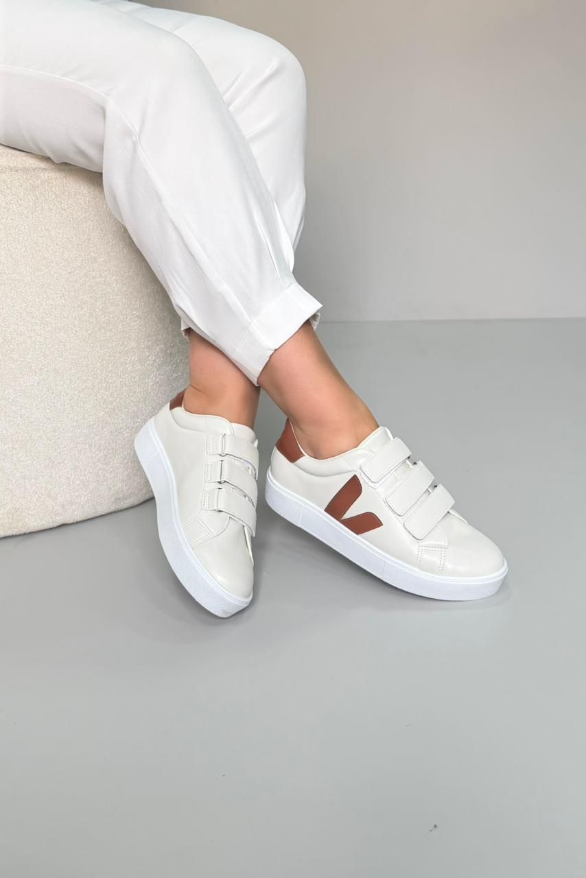 Tênis Detalhe V Mega Confortável_3464- Creme/Caram... - CATALOGO DE MODELOS