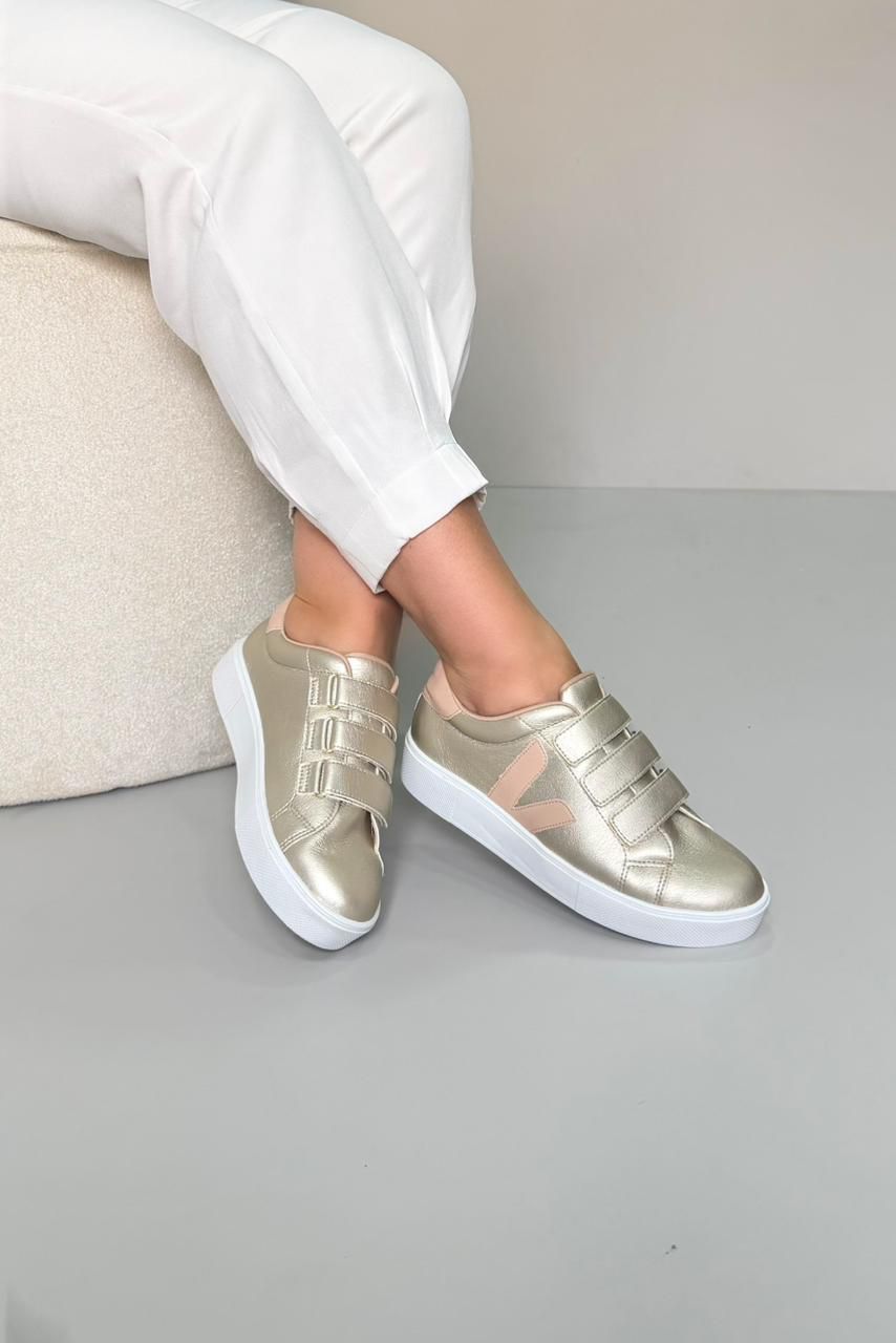 Tênis Detalhe V Mega Confortável_3464- Ouro/Nude - CATALOGO DE MODELOS