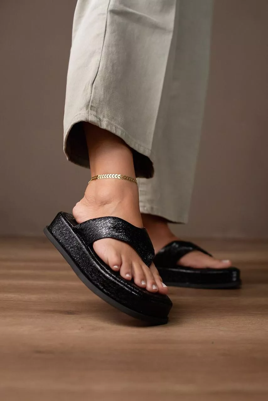 SANDÁLIA FLATFORM DEDO TIRA CAVADA_1895 - PRETO - CATALOGO DE MODELOS