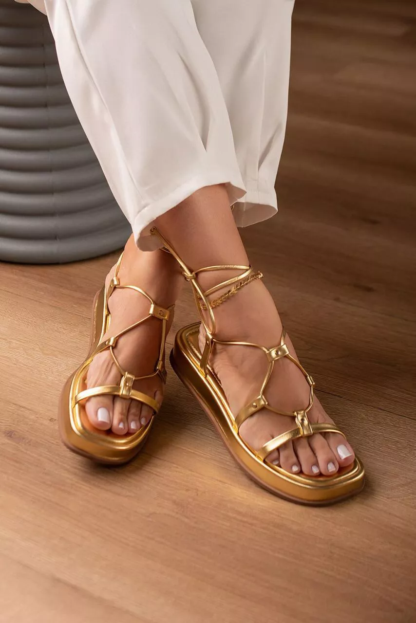 SANDÁLIA FLAT MULTITIRAS DE AMARRAR._2082 - OURO - CATALOGO DE MODELOS