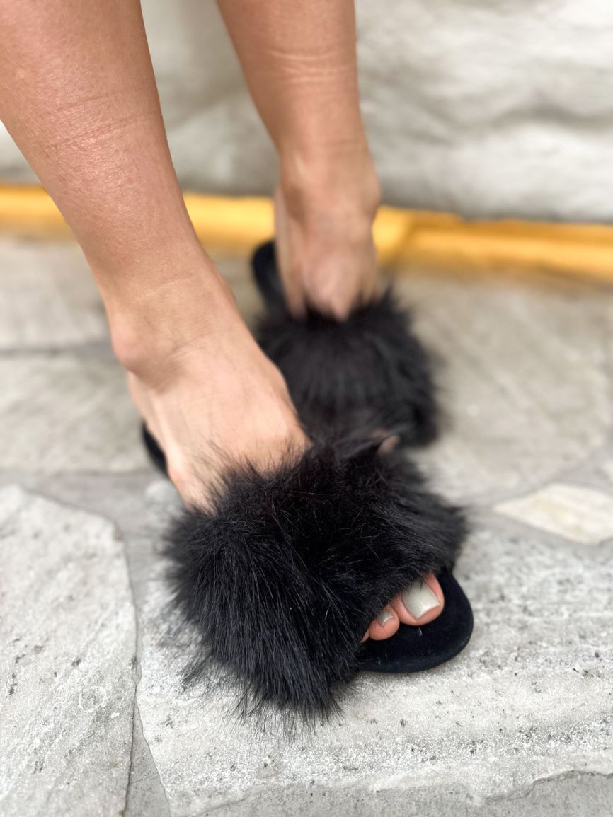 Chinelo Pantufa Plush Com Pelos Mari Preto - TUTTI AMI - Loja Oficial