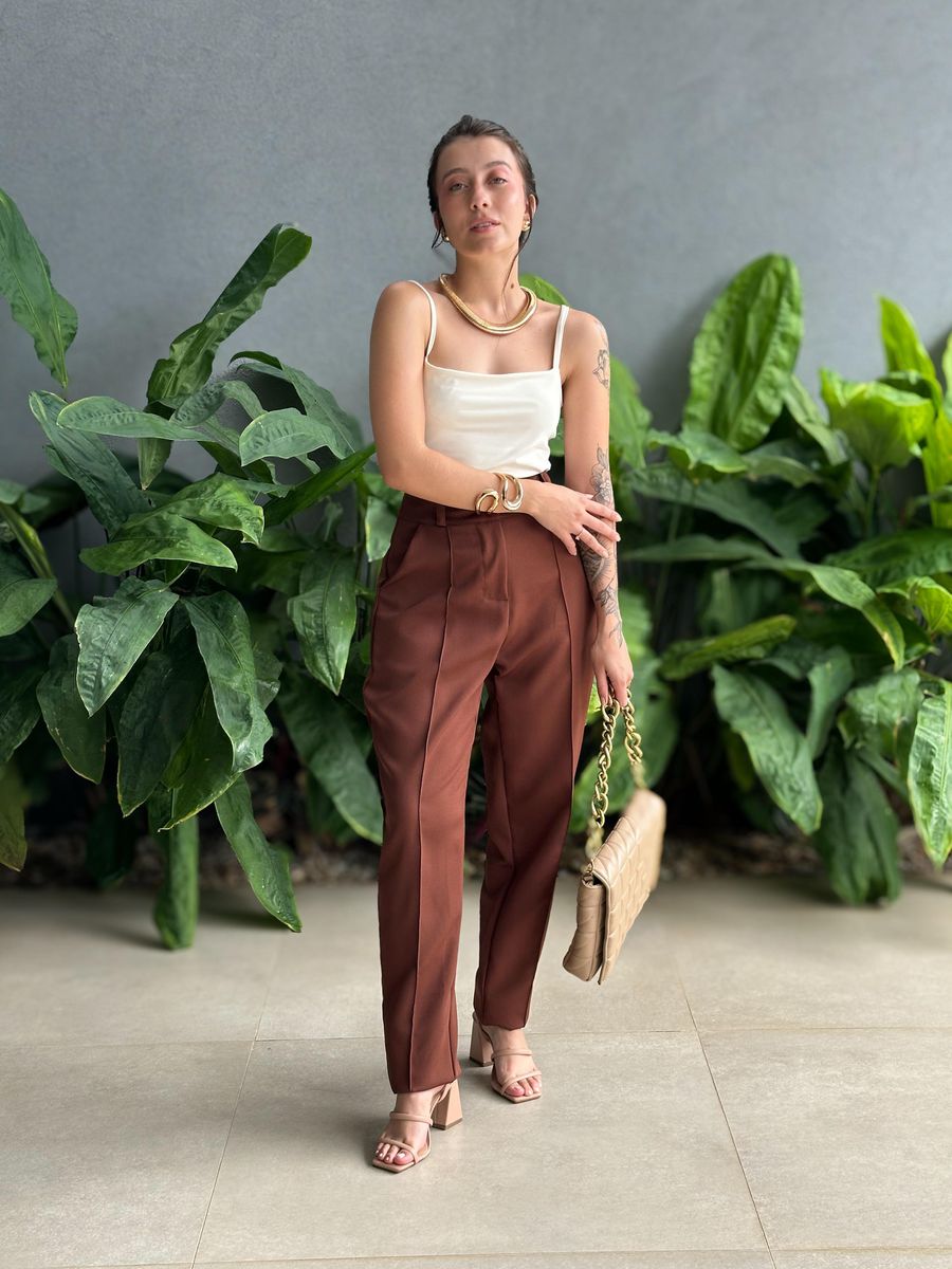 Calça Alfaiataria Isabel com Costura Frontal MARROM