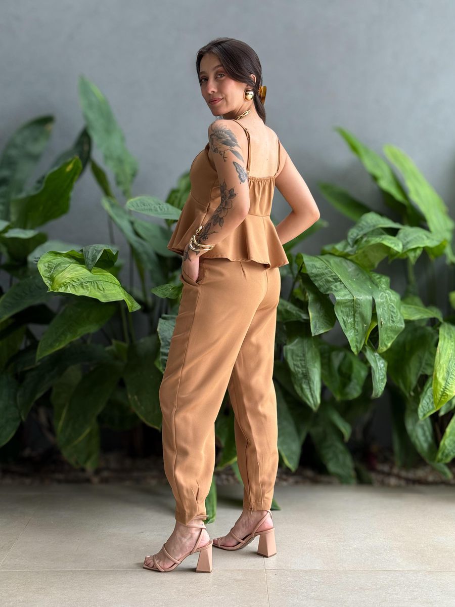 Conjunto Maitê Blusa e Calça em Alfaiataria BEGE ESCURO