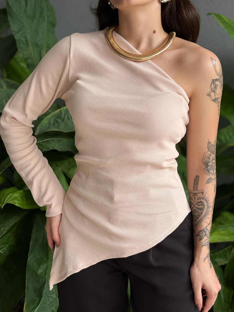 Blusa Nula Manga Assimétrica em Malha Ribana BEGE CLARO