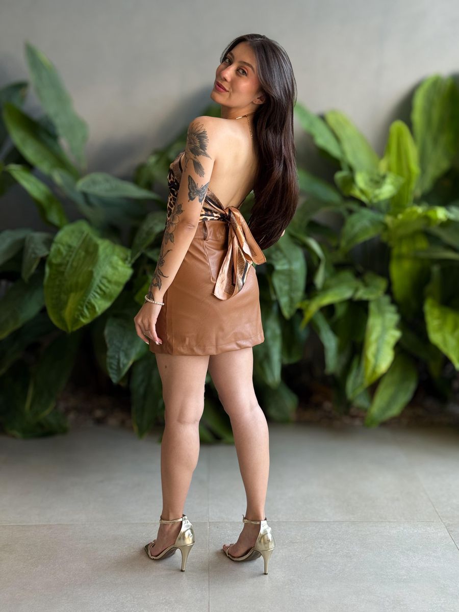 Shorts Saia Vick em Couro Fake CARAMELO