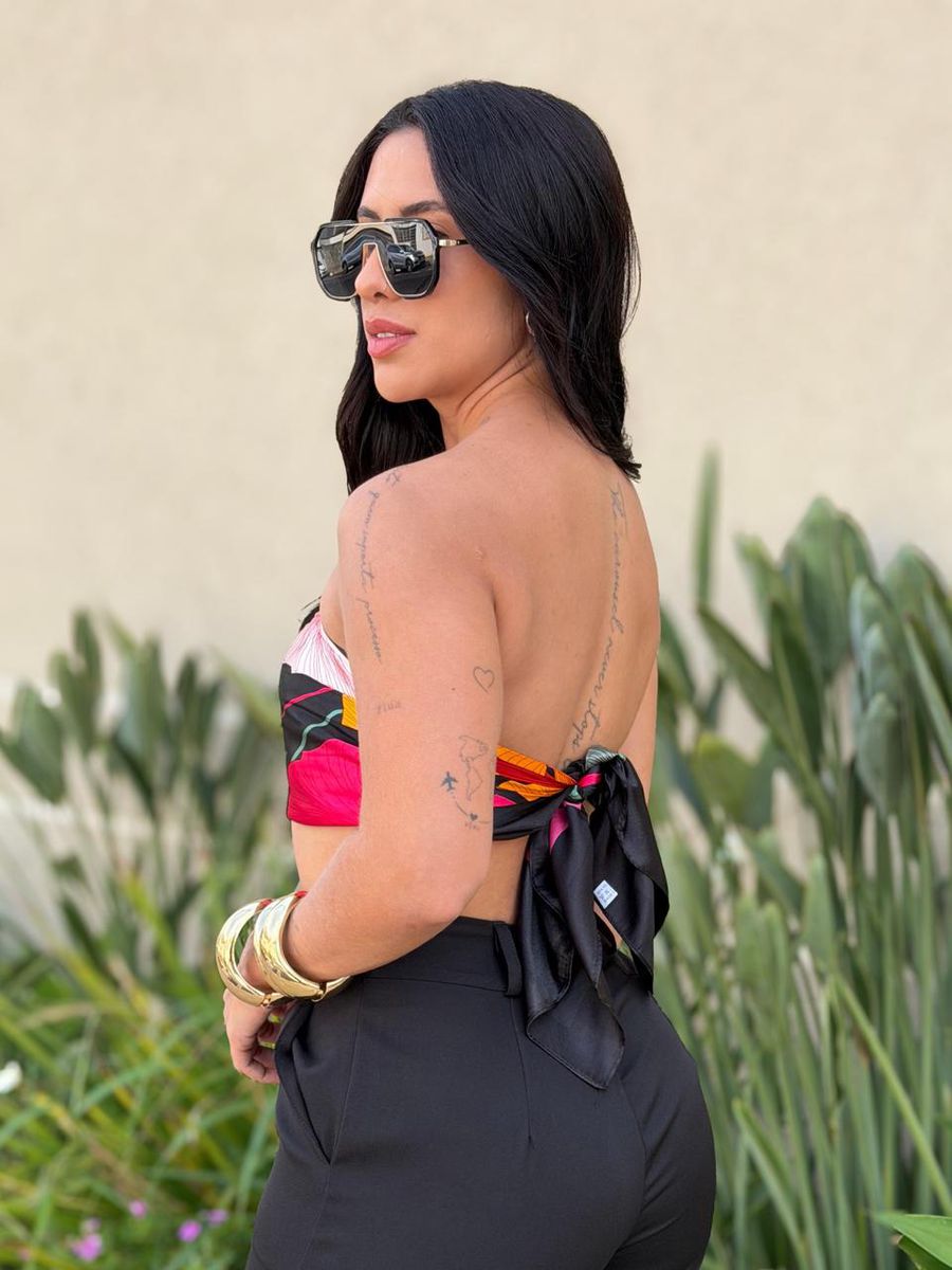 Lenço Estampado Floral Fundo Preto Com Vermelho