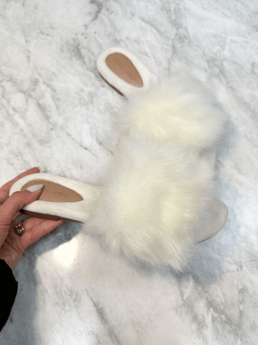 Chinelo Pantufa Plush Com Pelos Mari Off White