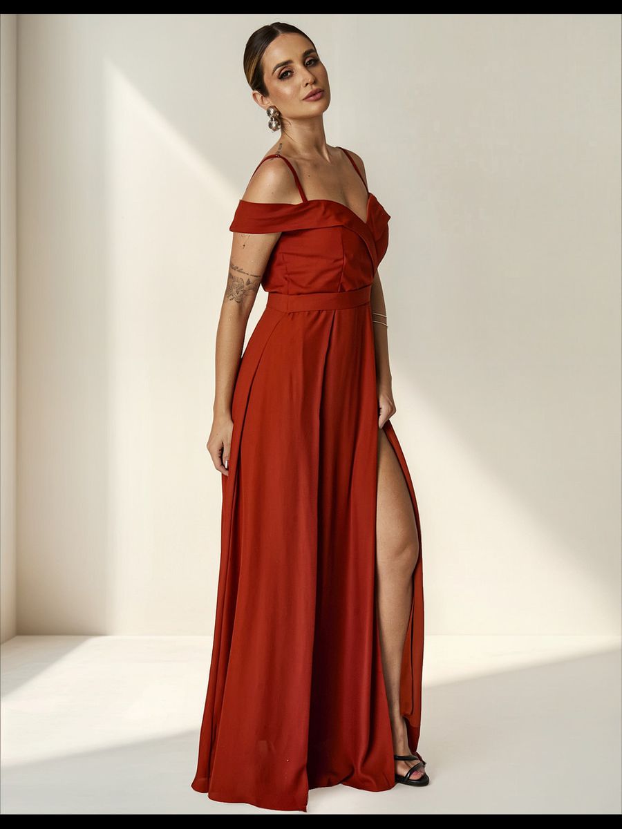 Vestido Longo Ombro A Ombro Em Chiffon – Elegância, Leveza E Sofisticação Terracota