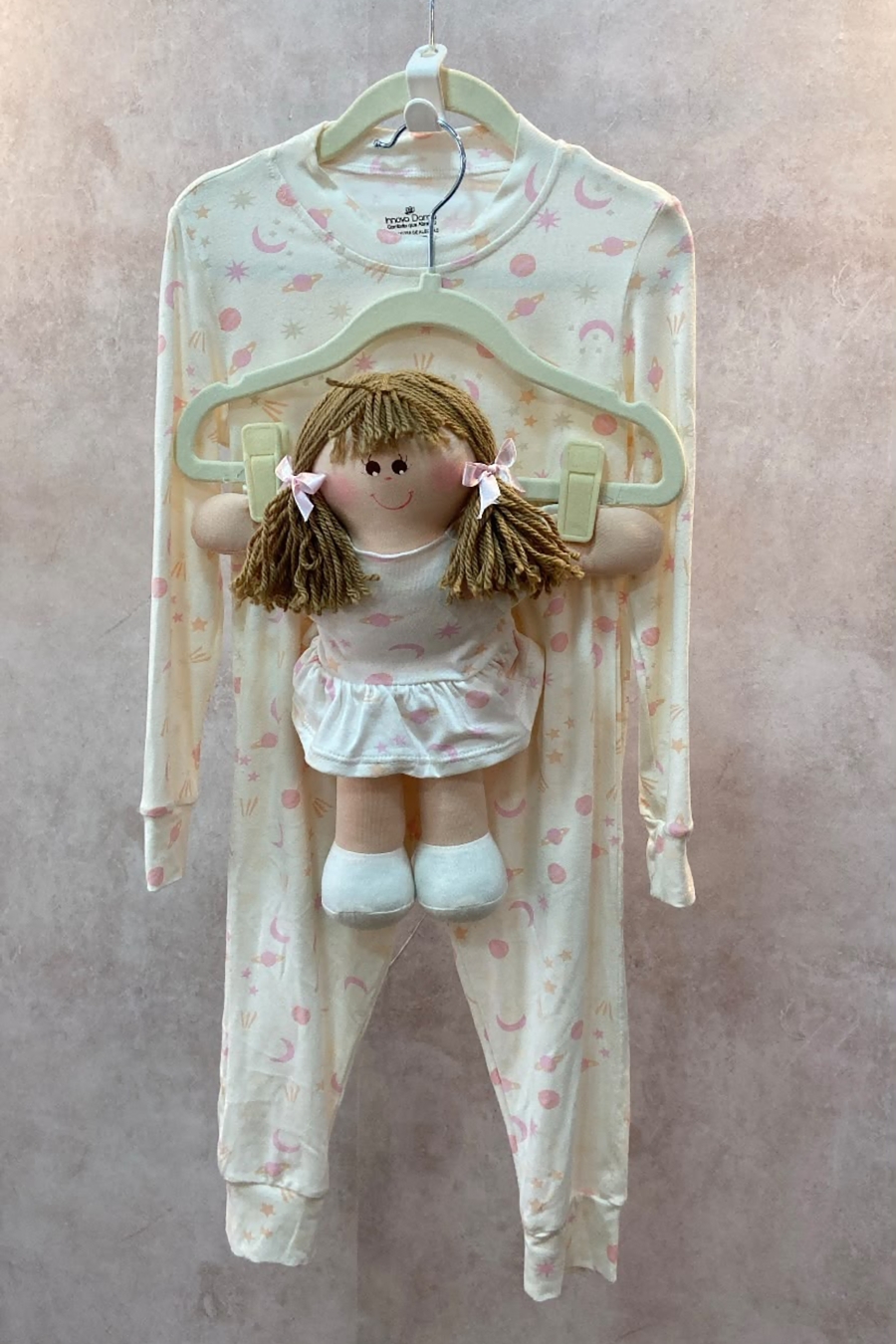 PIJAMA INFANTIL LONGO COM PUNHO COM BONECA BRILHA ESCURO - 246 BRILHA ESCURO - Innova Dama