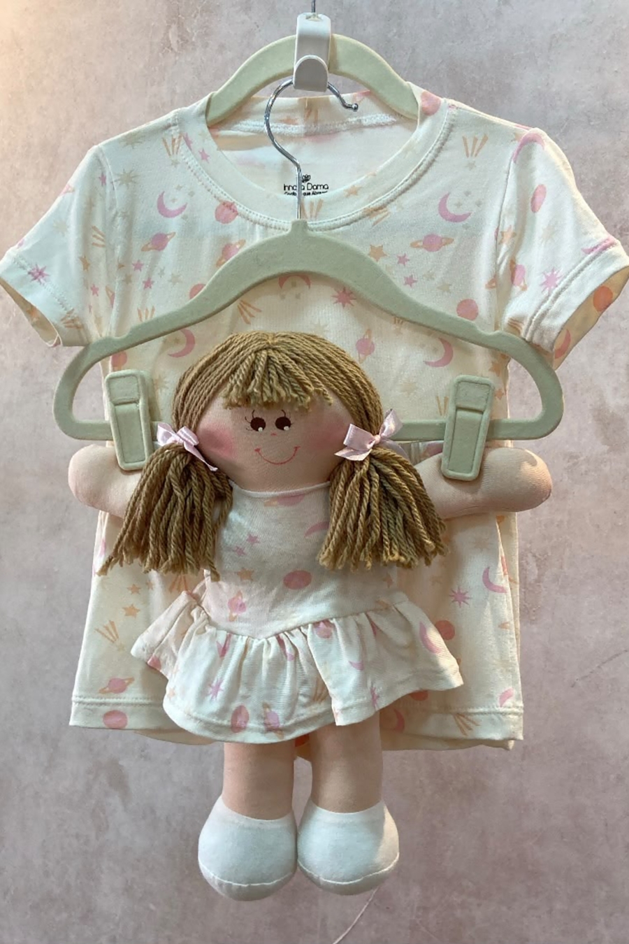 PIJAMA INFANTIL SHORT DOOL VISCOSE DE ALGODÃO COM BONECA BRILHA ESCURO - 206 LUA... - Innova Dama