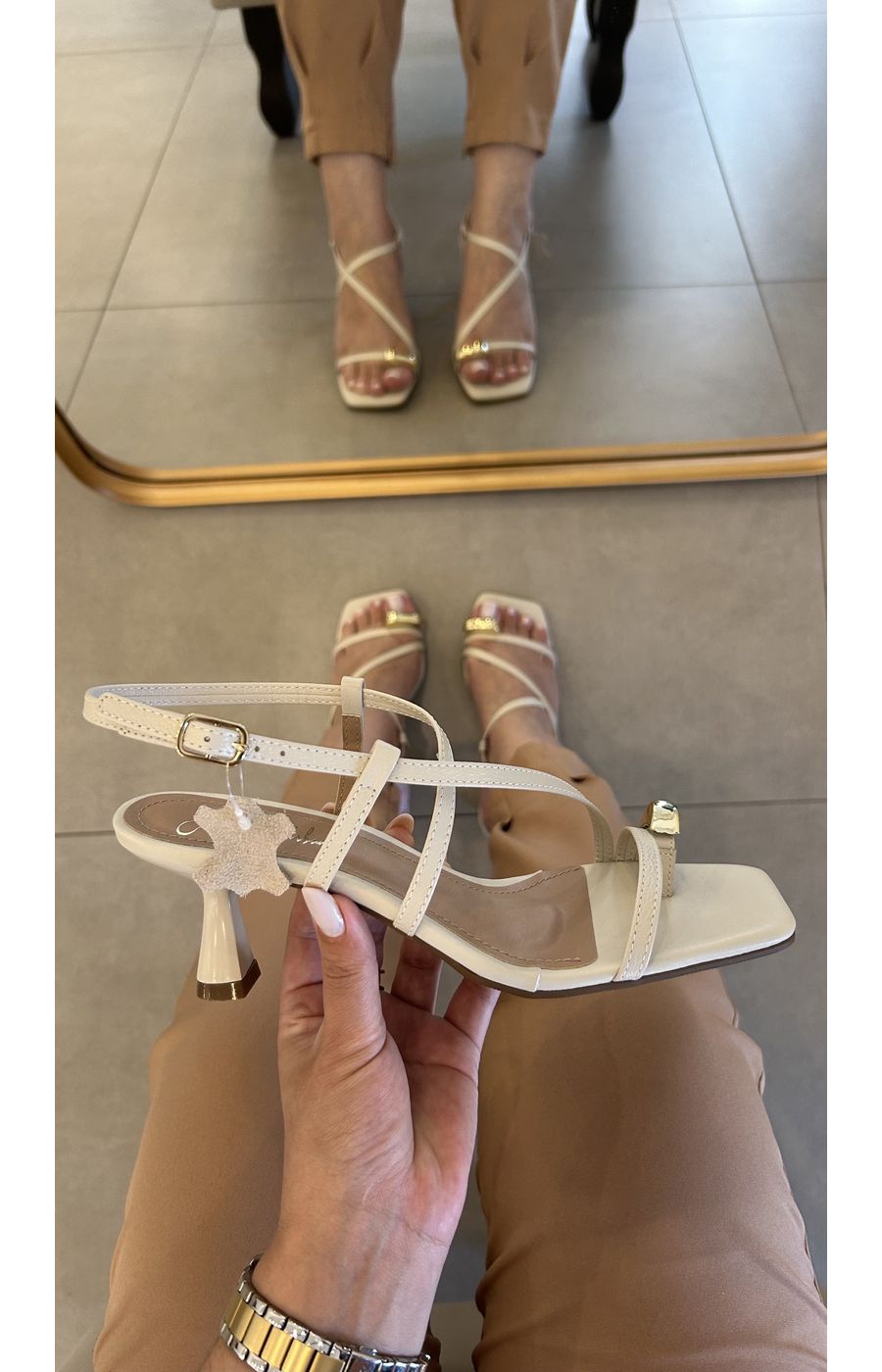 Sandália Maitê em Couro Off White - AURORA URBAN.