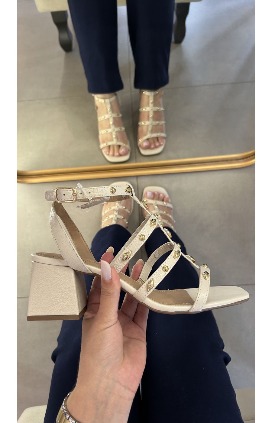 Sandália Jade Off White em Couro - AURORA URBAN.