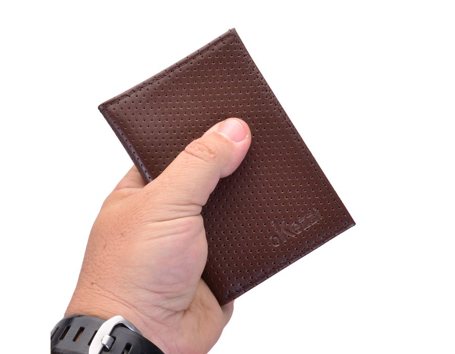 porta documento em couro marrom furadinho