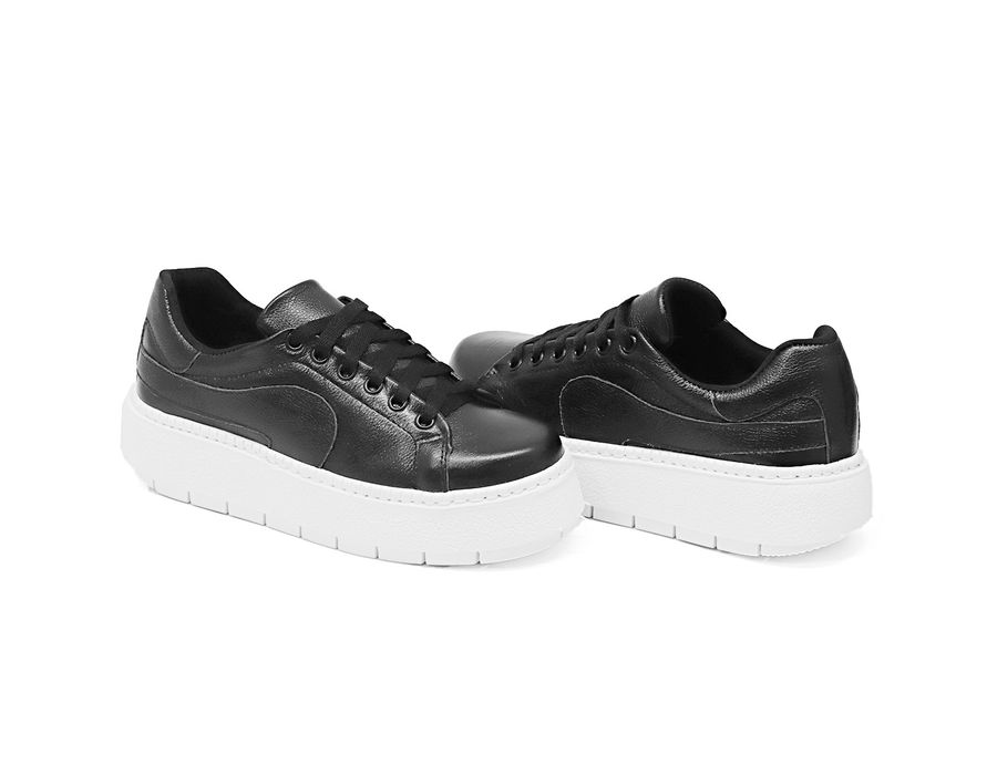 Tênis Feminino Solado Alto Cadarço em Couro Preto