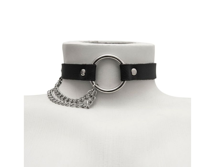 Choker Gargantilha com Argola e Uma Corrente Lateral de cada Lado