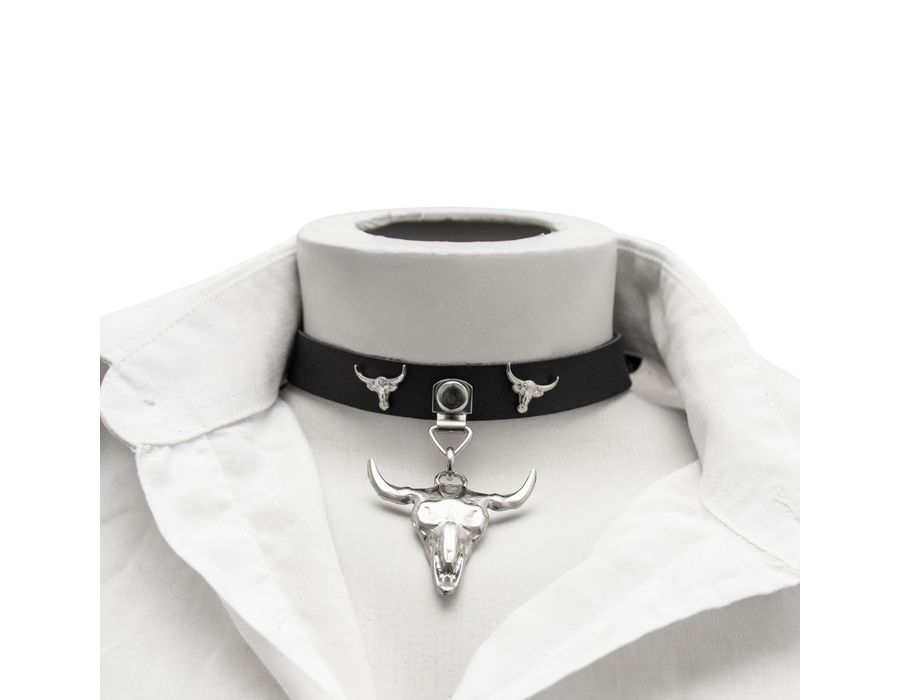 Choker Gargantilha com Pingente de Crânio Grande e Detalhes em Crânio Pequeno