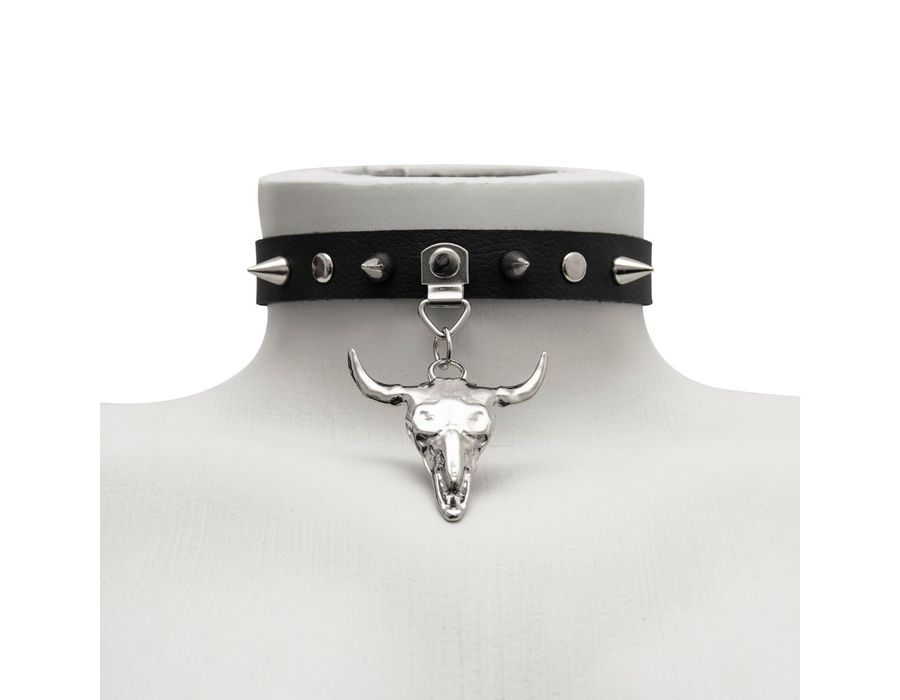 Choker Gargantilha com Pingente de Cranio e Spike Prateadas