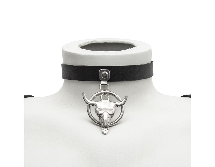 Choker Gargantilha com Pingenete de Cranio e Argola Prateada