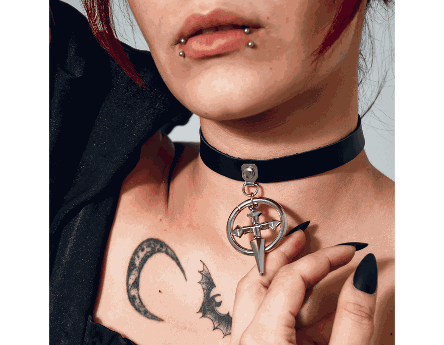 Choker Gargantilha com Pingente de Cruz e Argola