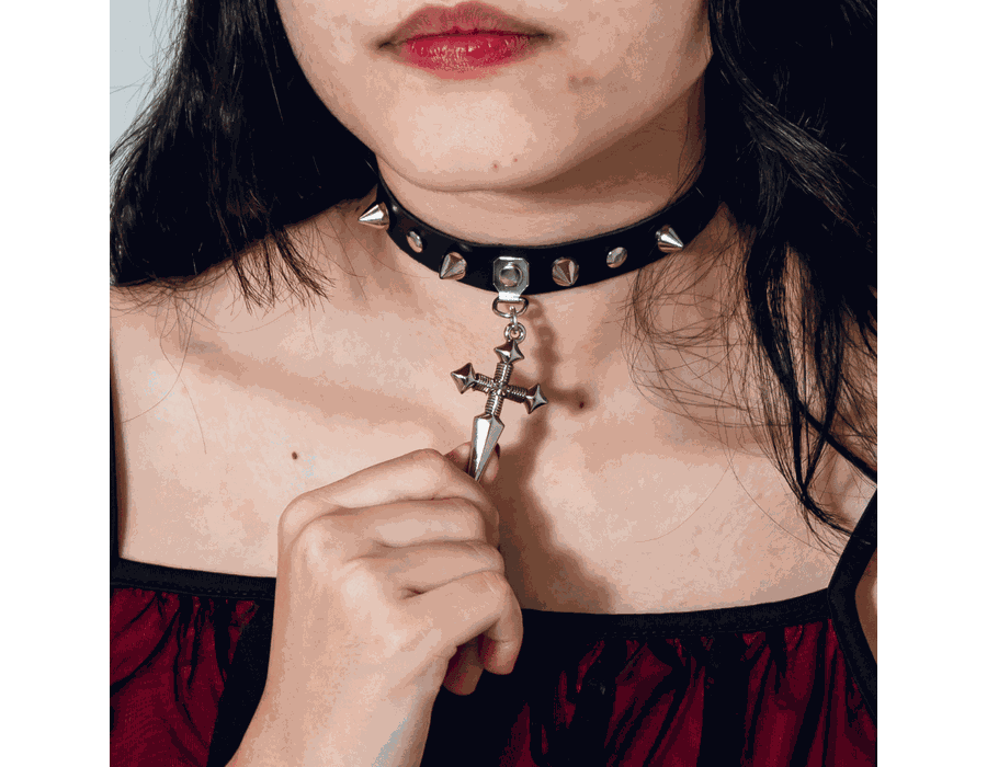 Choker Gargantilha com Spike Pingente de Cruz/Espada Prateado