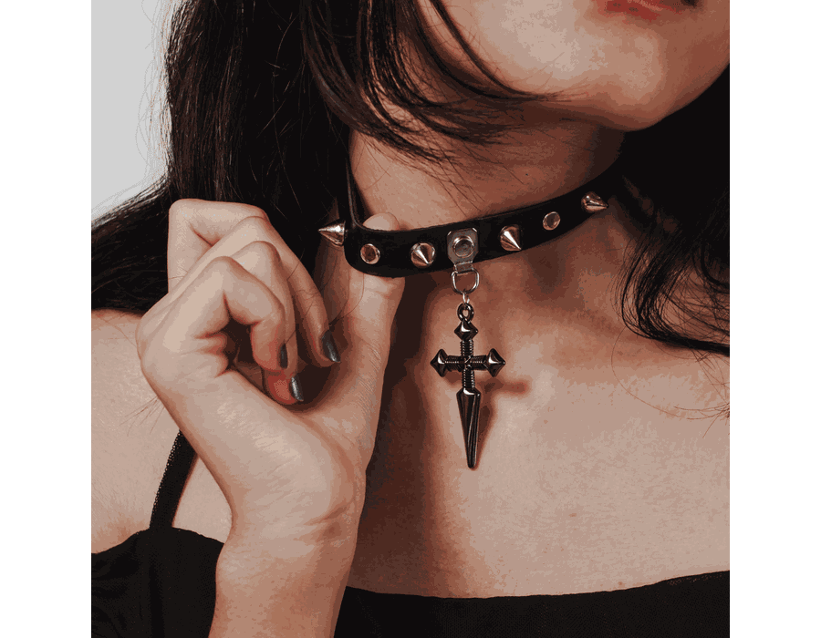 Choker Gargantilha com Spike e Pingente de Cruz/Espada Grafite