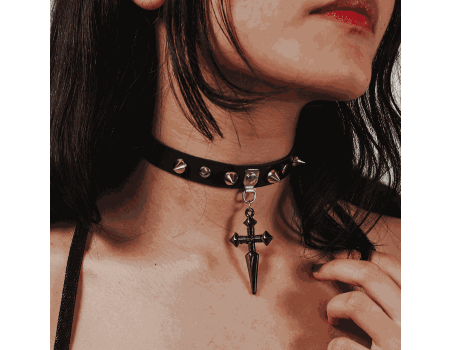 Choker Gargantilha com Spike e Pingente de Cruz/Espada Grafite