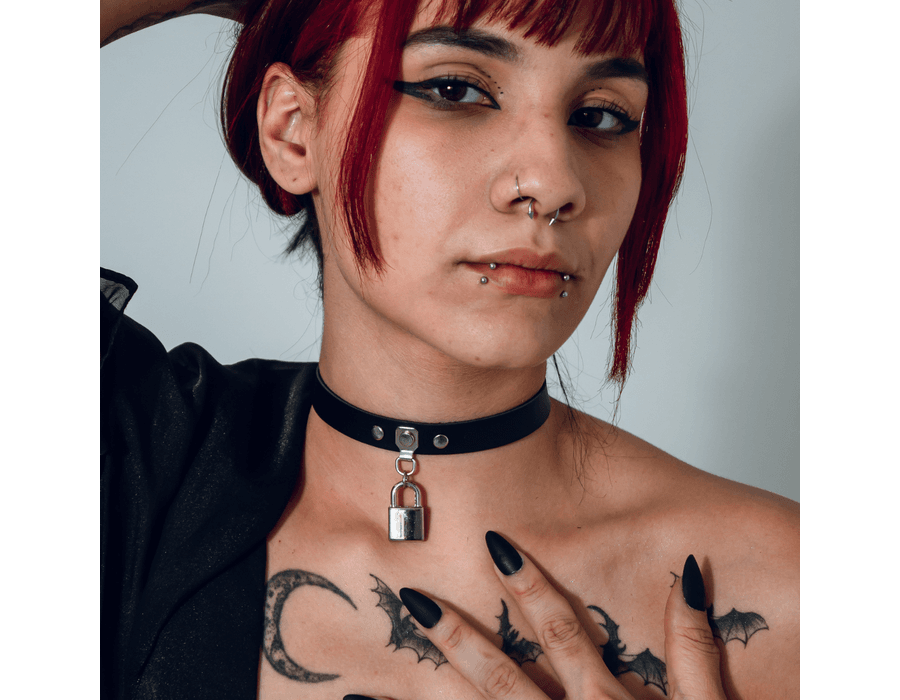 Choker Gargantilha com Pingente de Cadeado Prateado