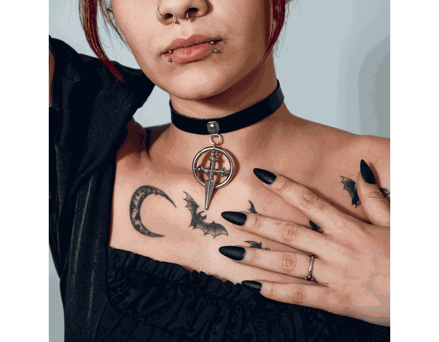 Choker Gargantilha com Pingente de Cruz e Argola