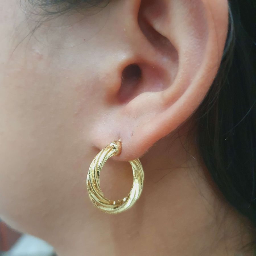 Mini Argola Folheada a Ouro 18K Espiral 