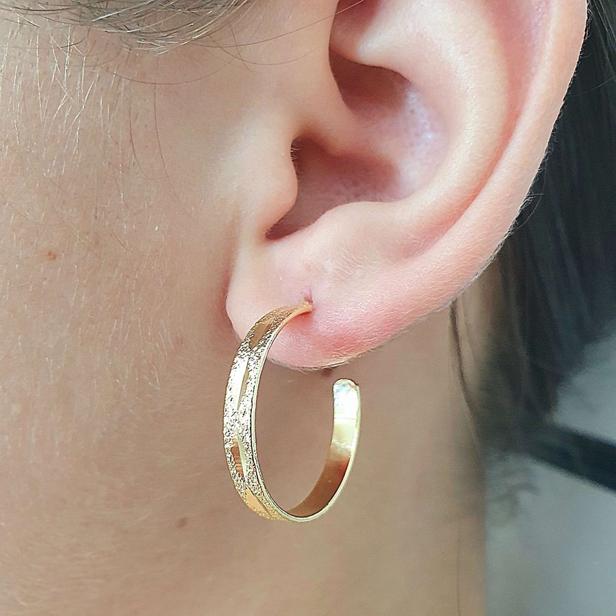 Argola Folheada a Ouro 18K Detalhada 