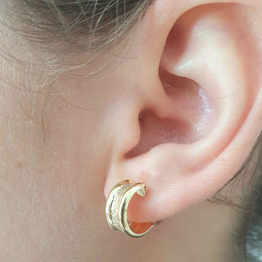 Mini Argola Folheada a Ouro 18K Detalhada 