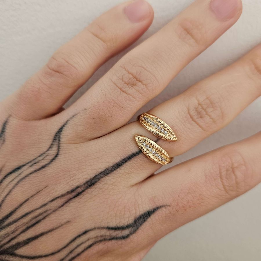 Anel Cravejado Em Zircônia Delicado Dourado 